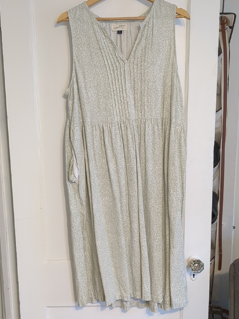 Universal Thread Sleeveless V-Neck Midi Dress in Sage Floral With Pockets
